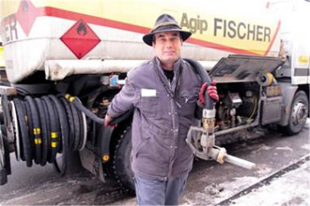 Trotz frostiger Temperaturen gibt es keine Lieferschwierigkeiten beim Heizöl und beim Erdgas. Bild: Brennstoffhändler Martin Fischer aus Mühlacker bei seiner gestrigen Liefertour. Foto: Franz