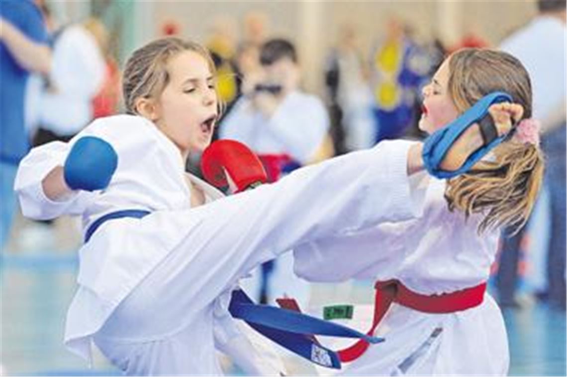 


Trotz großen Willens unterliegt Leontien Wieber vom Karateverein Maulbronn (li.) gegen Nora Schweier vom KSC Freudenstadt.
Foto: Fotomoment
