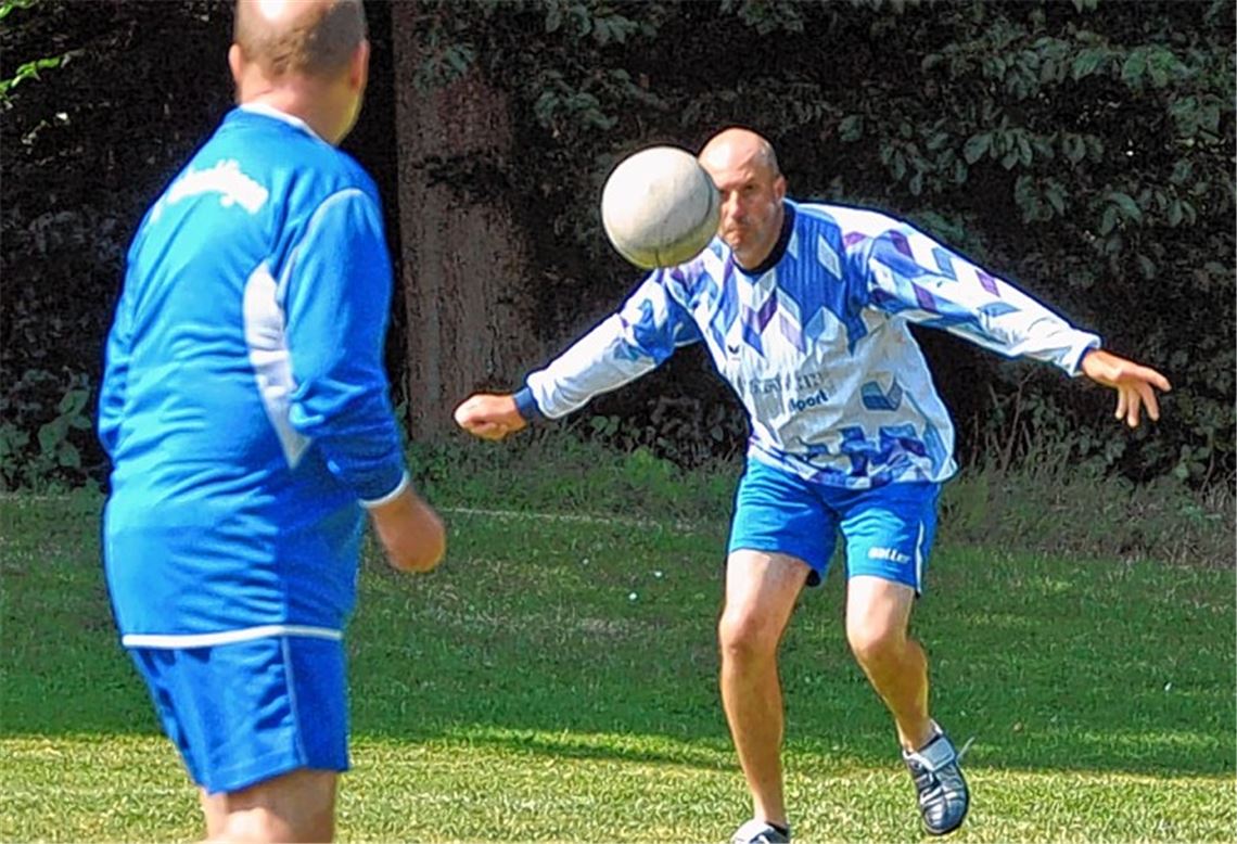 Trotz großer Hitze wird bei den Männern 35 engagiert um jeden Ball gekämpft. Foto: Haller