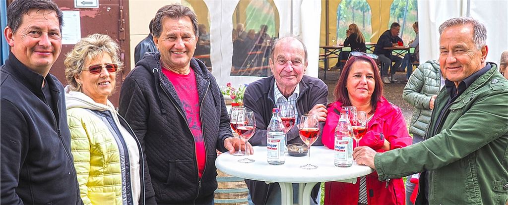 Trotz kühler Temperaturen herrscht beim Sternenfelser Kelterfest eine gute Stimmung. Foto: Müller