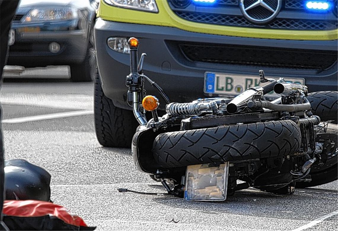 Trotz schneller ärztlicher Hilfe stirbt der 51-jährige Motorradfahrer an der Unfallstelle in der Ötisheimer Bahnhofstraße. Unter anderem ist ein Rettungshubschrauber im Einsatz.