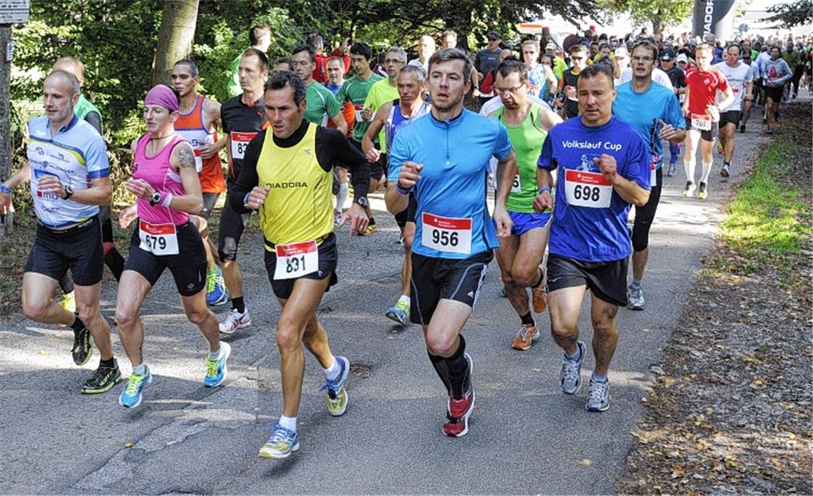 Trotz schwerer Beine läuft Nadine Fromm (in Rosa) schon beim Start vorneweg, direkt neben ihr Harald Feierabend (in Gelb), der nach zwei Jahren Laufpause wieder Ironman-Starts vorhat. Fotos: Fotomoment