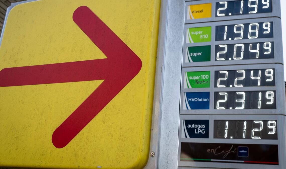 Trotz sinkender Ölpreise ziehen die Spritpreise weiter an.