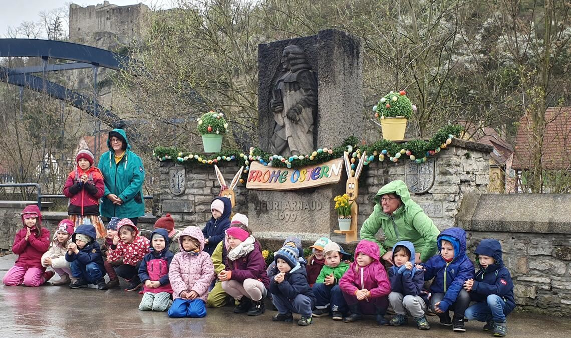 Trotzen dem Wetter beim Schmücken des Henri-Arnaud-Brunnens: die Kinder des Kindergartens „Sonnenschein“.Foto: Schröder
