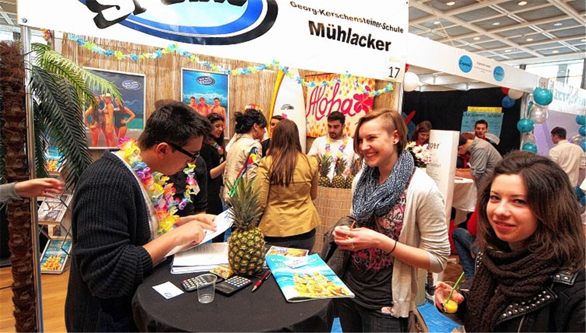 Trubel herrscht am Messestand von „BK one sports“, der Übungsfirma der kaufmännischen Berufsschule in Mühlacker, beim Praxistag der Übungsfirmen vorwiegend aus dem badischen Landesteil. Foto: Kollros