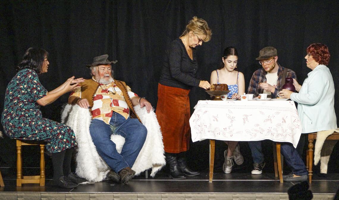Erbsen, ein Mord und Opa auf Reisen Trubel um Opa Brandner (Herbert Philipp, 2.v.li.): Der reiselustige 80-Jährige sorgt für Überraschungen – und Peggy (Jana Schaaf, 3.v.re.) ist eine davon. Fotos: Czop