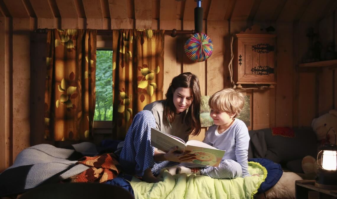 Trügerische Idylle: Eva Hütter (Nadine Dubois) versteckt sich mit ihrem Benjamin (Lio Vonnemann) in einem Haus im Wald.