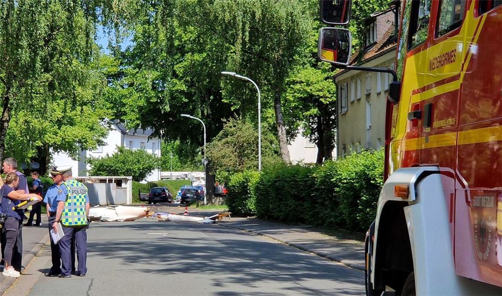 Trümmer liegen auf der Straße nach dem Absturz eines Segelflugzeugs im Stadtgebiet von Wetzlar.