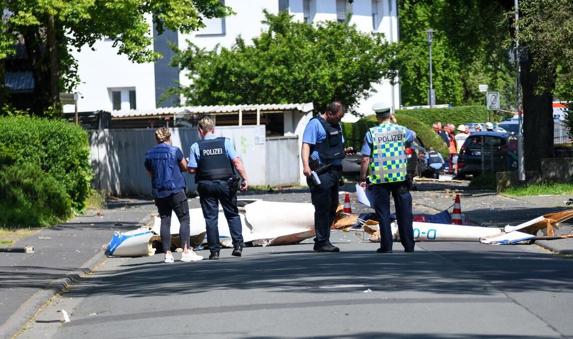 Trümmer liegen nach dem Absturz im Stadtgebiet von Wetzlar.