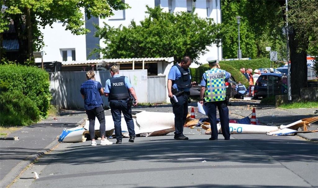 Trümmer liegen nach dem Absturz im Stadtgebiet von Wetzlar.