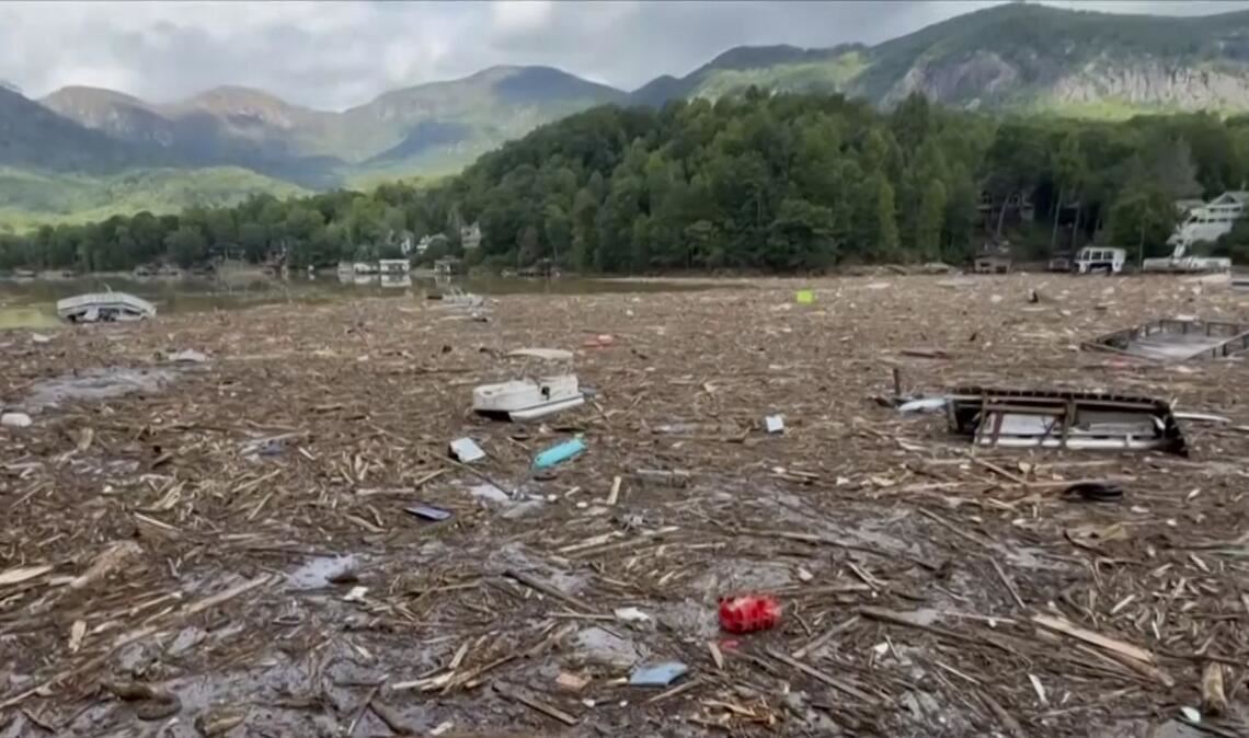 Trümmer und viel Holz treiben in dem von Hurrikan Helene verursachten Hochwasser in Rutherford County, North Carolina.