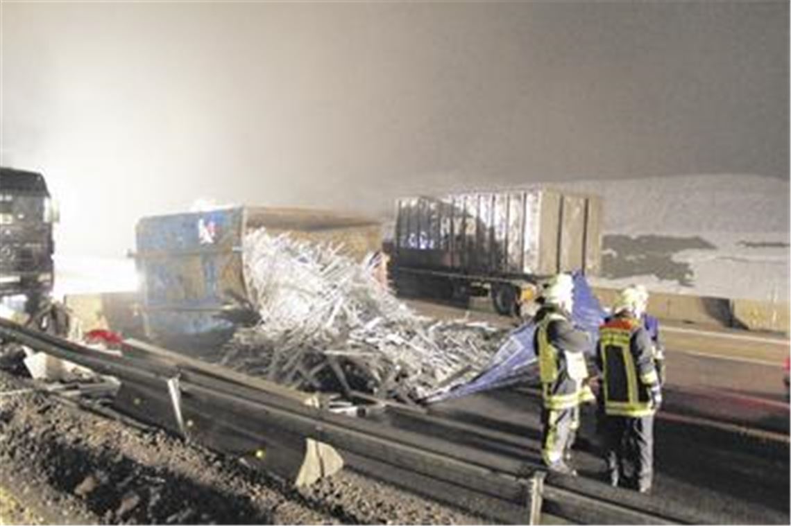 Trümmerfeld auf der A8: Der mit Altmetall beladene Container hat sich in der Baustelle aus seiner Verankerung auf dem Lkw losgerissen, ist gegen das Führerhaus geprallt und quer auf der Straße gelandet. Für Stunden ist damit die Autobahn bei Friolzheim komplett blockiert. Foto: Ochs