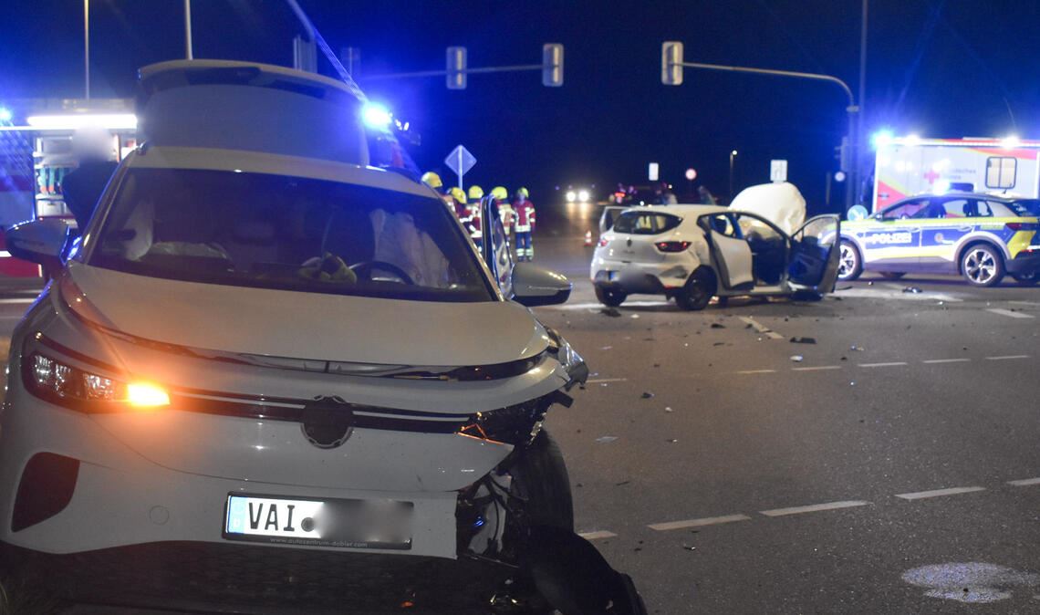 Trümmerfeld auf der B10-Kreuzung in Niefern: Im Vordergrund der VW, im Hintergrund der Renault Clio des mutmaßlichen Verursachers. Foto: Myroshnichenko