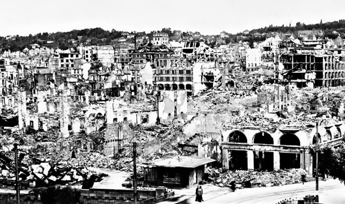 Trümmerlandschaft: Nach dem verheerenden Bombenangriff vom 23. Februar 1945 steht in Pforzheim kein Stein mehr auf dem anderen. Fotos: Stadtarchiv Pforzheim/Linde