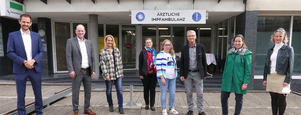 Trugen zur Erfolgsgeschichte bei (v. li.): Landrat Bastian Rosenau, Erster Bürgermeister Dirk Büscher, Tanja Wacker (Gesundheitsamt), Miriam Mayer (Leiterin Amt für Technische Dienste), Bettine Ritter (Gesundheitsamt), Till Neugebauer (Ärzteschaft), Erste Landesbeamtin Hilde Neidhardt, Kerstin Ladenburger (Organisation Gesundheitsamt). Foto: Roth