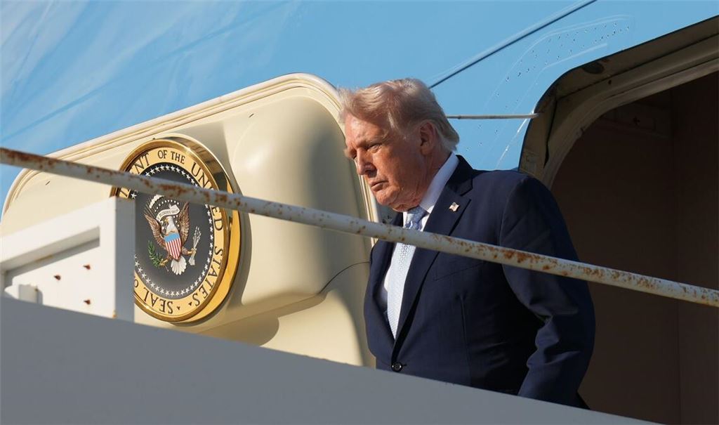 Trump hat mit neuerlichen Einsätzen von Beamten der Einwanderungsbehörde ICE gedroht.