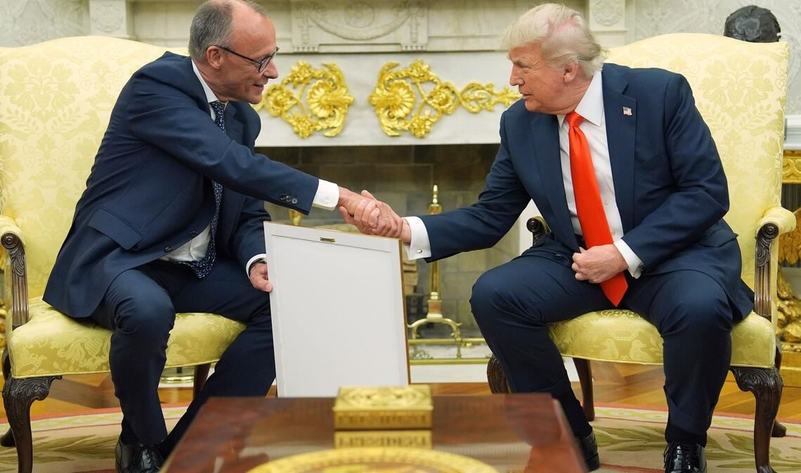 Trump hat schon mehrere Geschenke von Merz bekommen.