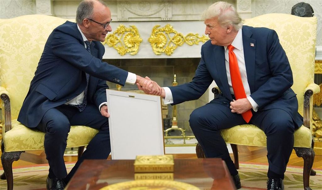Trump hat schon mehrere Geschenke von Merz bekommen.