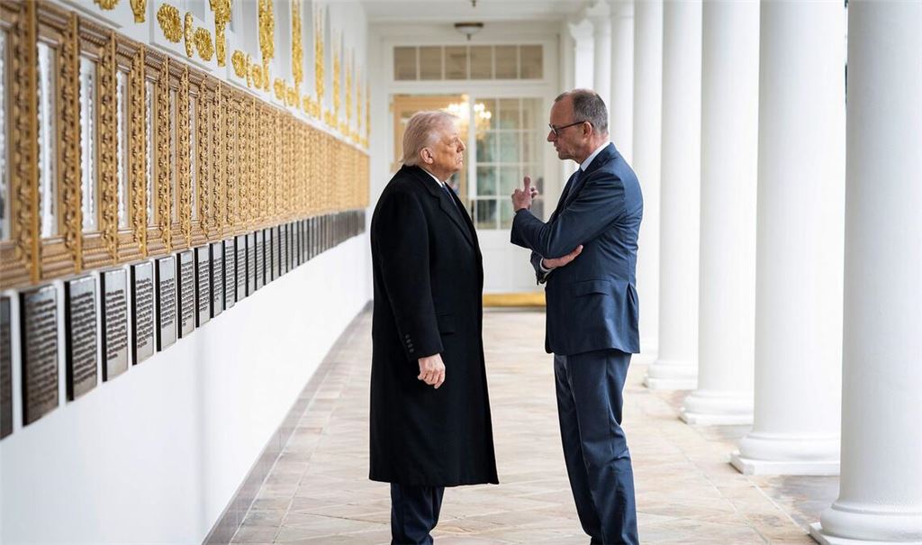 Trump (l.) greift Merz (r.) noch mal online an. (Archivbild)