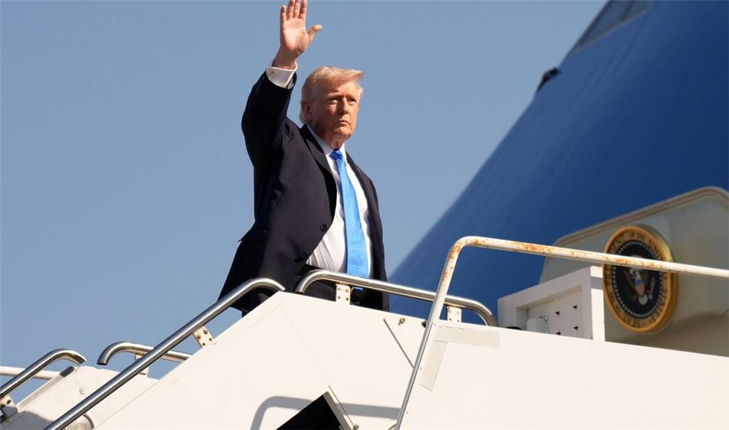 Trump nutzt den Flughafen regelmäßig für Flüge zu seinem Anwesen Mar-a-Lago. (Archivbild)