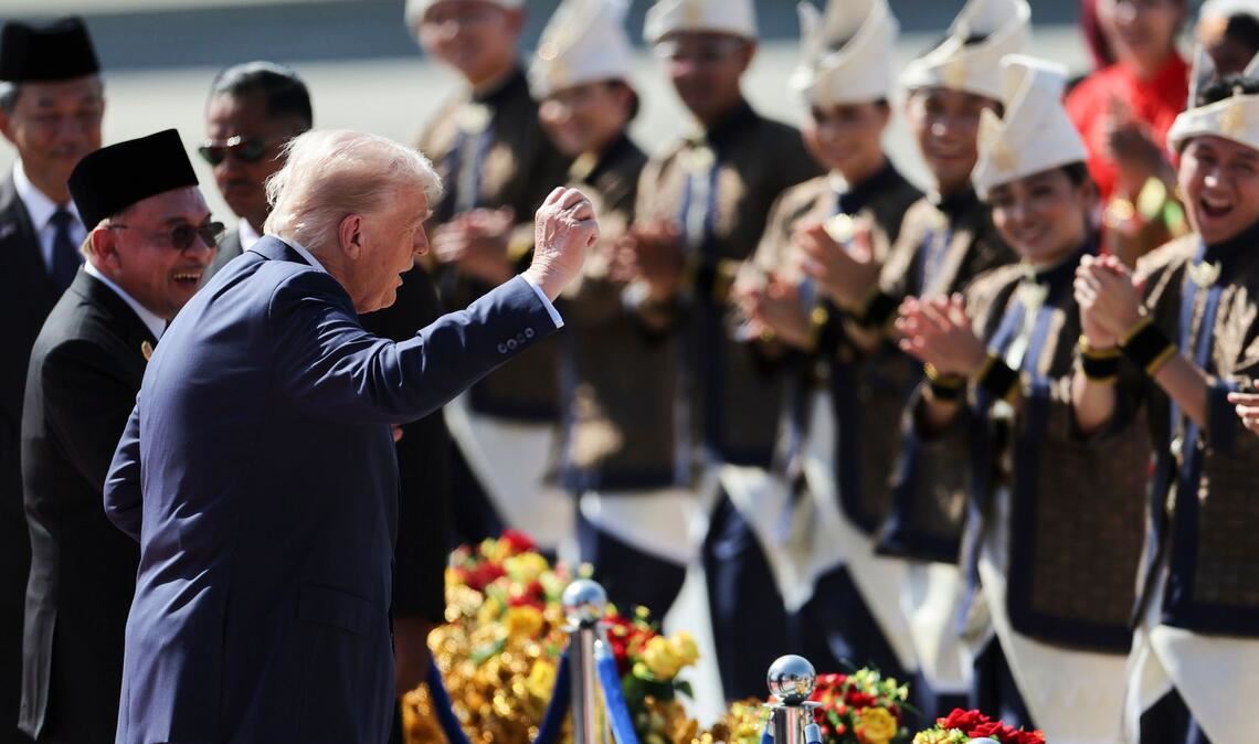 Trump präsentiert eine Tanzeinlage bei seiner Landung.