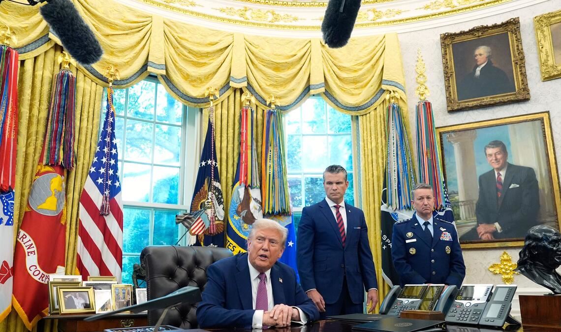 Trump: Verteidigungsressort heißt jetzt "Kriegsministerium" Trump unterschreibt ein Dekret für das "Kriegsministerium".