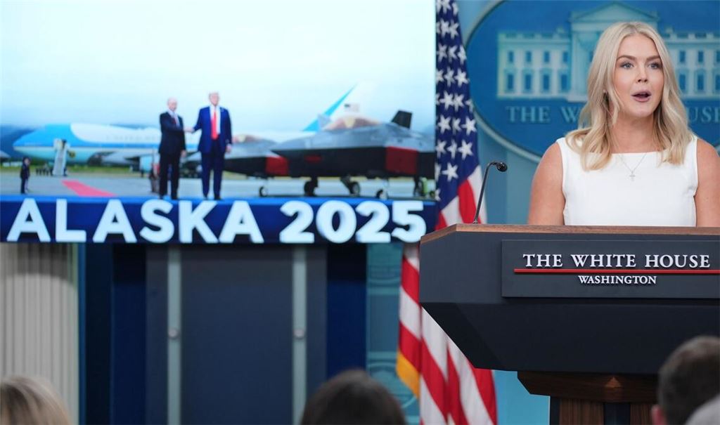 Trumps Sprecherin bekräftigte, dass Putin einem Treffen mit Selenskyj zugestimmt habe.
