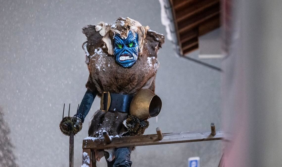 "Tschaeggaettae", maskierte Teilnehmer in großen Pelzkostümen, ziehen durch die Straßen des Dorfes Wiler im Lötschental in der Südwestschweiz.