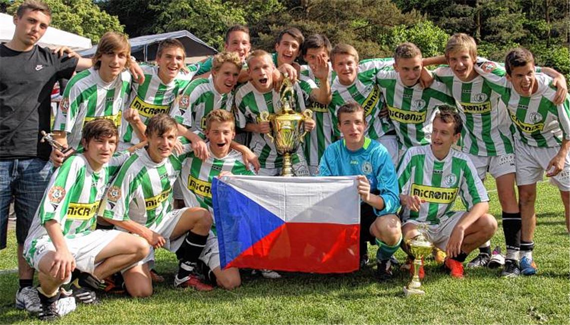 Tschechischer Triumph: Die Fußball-Junioren des FK Bohemians Prag jubeln und nehmen den Pott mit an die Moldau. Foto: Eigner