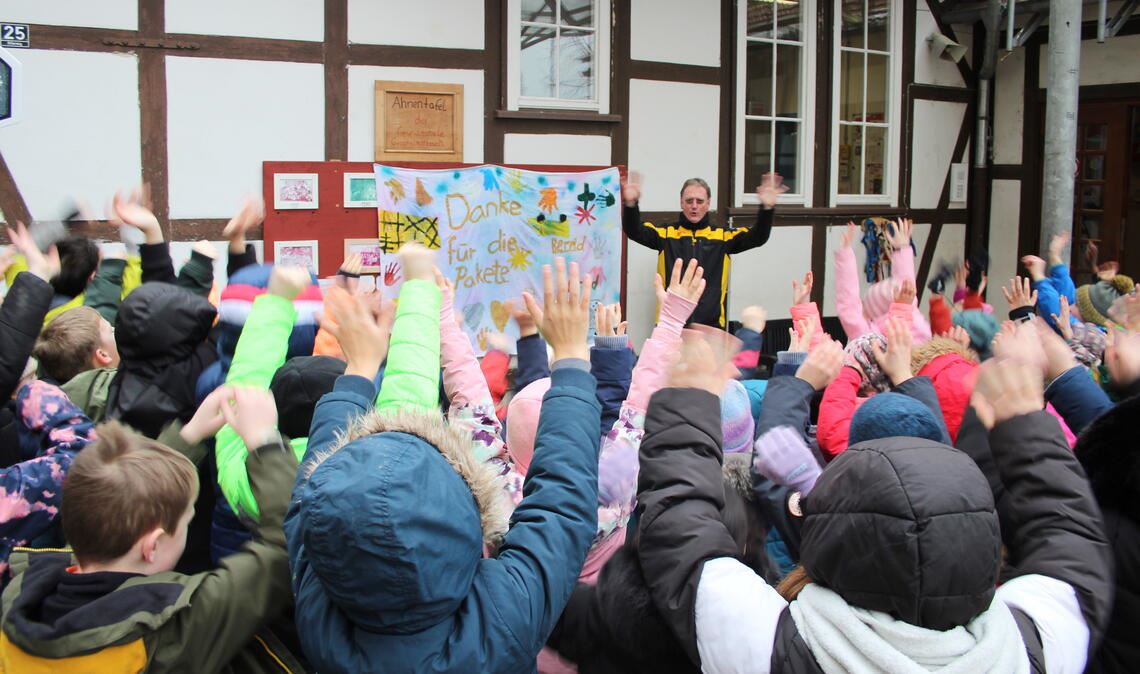 „Tschüss Bernd!“: Auch an der Großglattbacher Grundschule ist Bernd Sattler, den die Kinder mit selbstgemalten Plakaten verabschieden, bekannt und geschätzt. Fotos: Steigleder