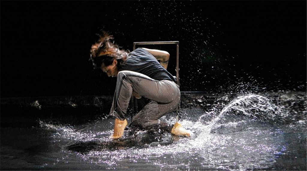 Tu Ngoc Hoang bewegt sich in James Sutherlands neuem Stück mitunter auf für Tänzer ungewohntem Untergrund.