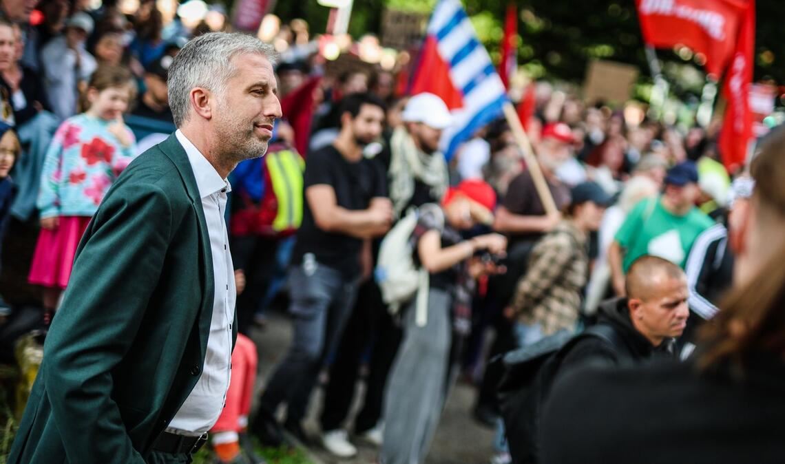 Tübingens Oberbürgermeister Boris Palmer (Parteilos, l) kommt zu seiner Diskussionsrunde mit dem AfD-Landesvorsitzendem Frohnmaier zum Austragungsort, der Hermann-Hepper-Halle, vor der eine Demonstration der Linken gegen die AfD stattfindet.