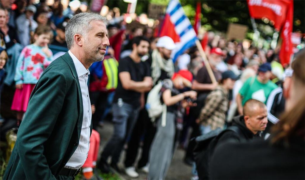 Tübingens Oberbürgermeister Boris Palmer (Parteilos, l) kommt zu seiner Diskussionsrunde mit dem AfD-Landesvorsitzendem Frohnmaier zum Austragungsort, der Hermann-Hepper-Halle, vor der eine Demonstration der Linken gegen die AfD stattfindet.