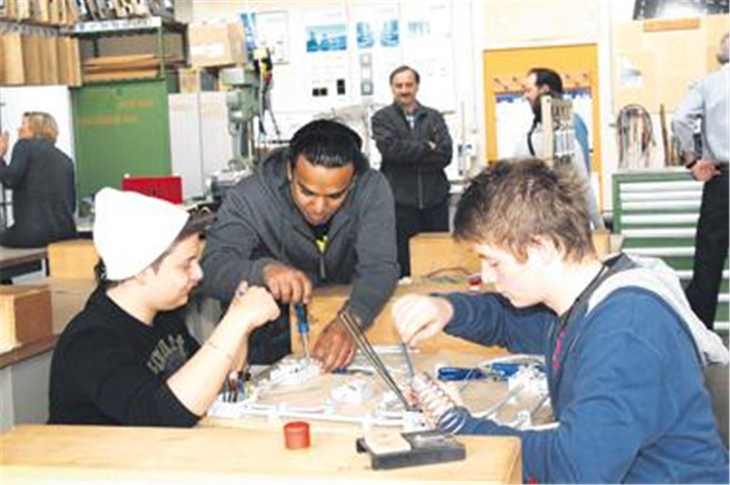 Tüchtiges Trio: Die Berufsfachschüler Elias, Toni und Max arbeiten an elektrischen Bauteilen.
Fotos: Appich