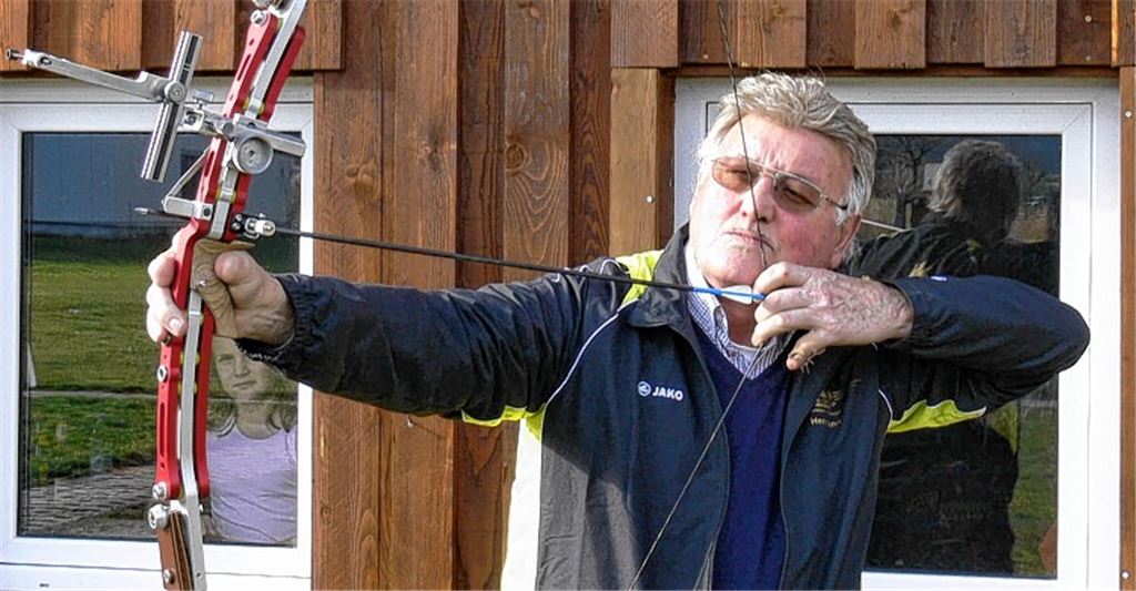 Tüftler mit sicherem Auge und ruhiger Hand: seine Bogen entwickelt und baut Tilo Pürmayr selbst. Fotos: Garhöfer