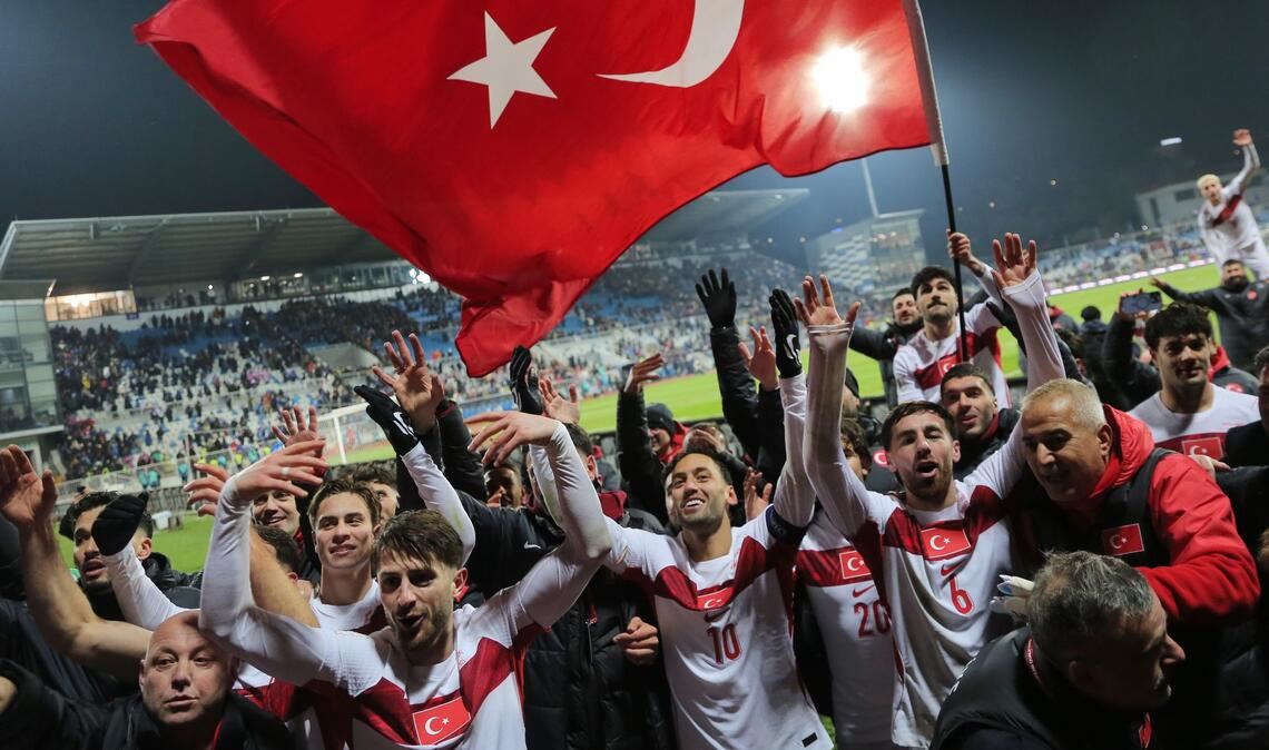 Türkische Spieler feiern den Sieg.