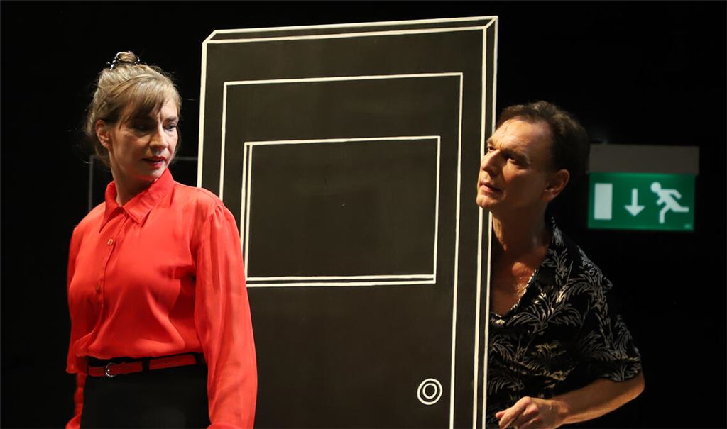 Turbulente Nachbarschaft: Nika Wanderer und Jens Peter. Foto: Theater Pforzheim/Haymann