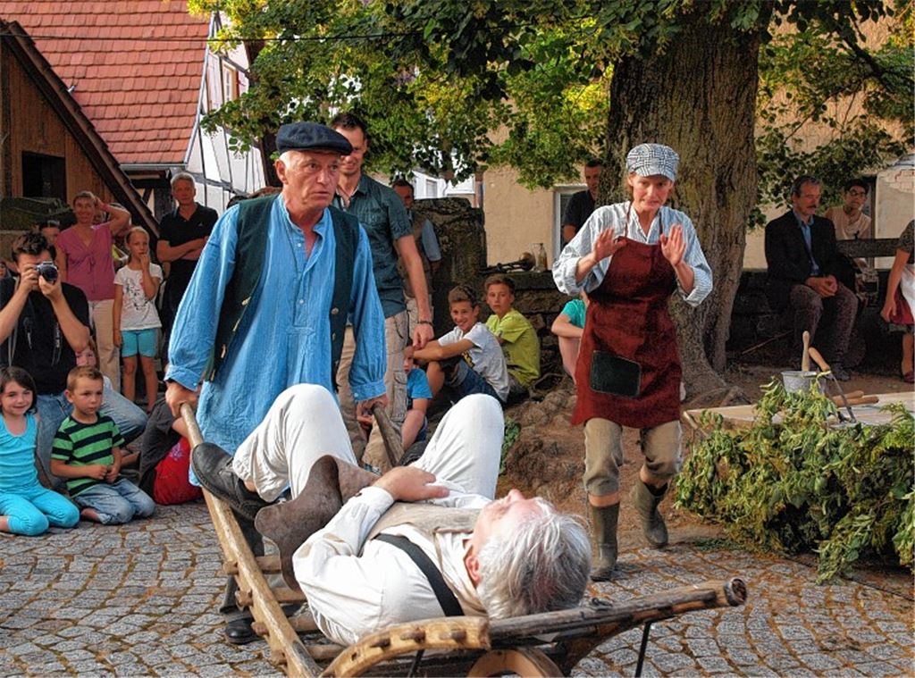 Turbulente Szene aus dem Theaterstück „Wie die Schildbürger den Tod überlistet haben“.