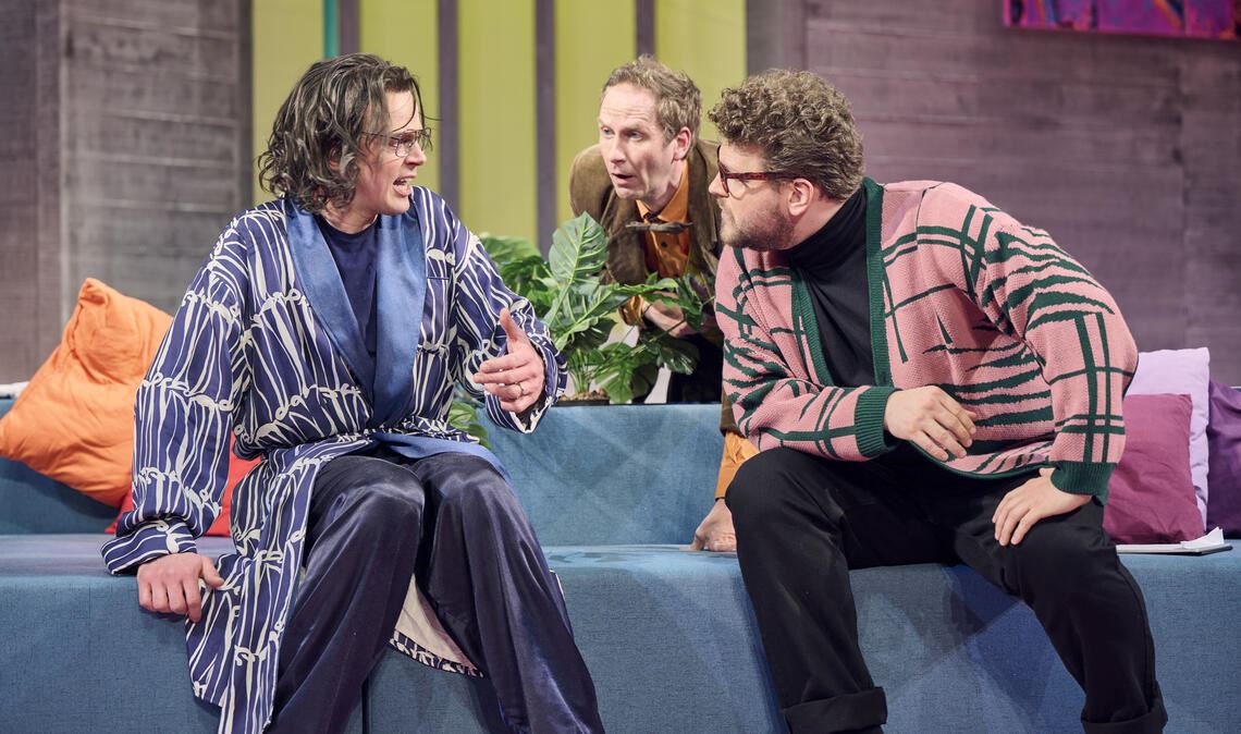 Turbulenter Spaß: „Dinner für Spinner“ mit (v.li.) Daniel Kozian, Andreas C. Meyer und Timon Schleheck feiert Premiere am Theater Pforzheim. Foto: Theater Pforzheim/Sigmund