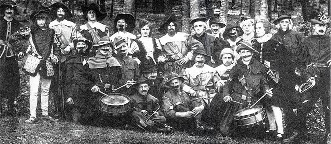 Turner auf fremdem Terrain: Um den Bau einer Halle zu finanzieren, führten die Sportler 1920 und 1921 Stücke von Friedrich Schiller auf und erlösten mehr als 20000 Mark. Fotos: privat