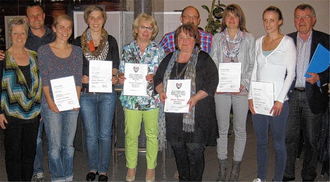 Turngau-Präsidentin Bärbel Vorrink (li.) und Harry Walbersdorf (re.) umrahmen die Gruppe derer, die vom Turngau und vom Schwäbischen Turnerbund ausgezeichnent wurden.