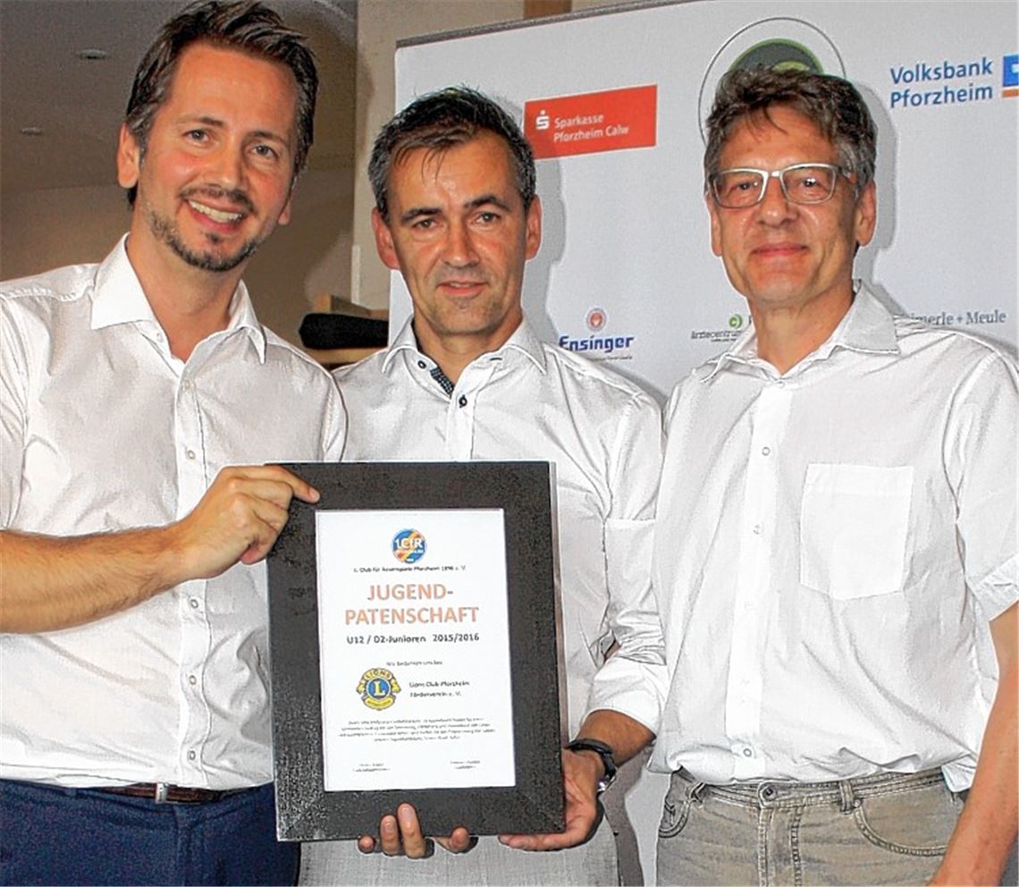 Turnierorganisator Robert Drotleff und Lions-Club-Vizepräsident Wolfgang Vetter erhalten von CfR-Vorstand Marco Nabinger die Patenschaftsurkunde.