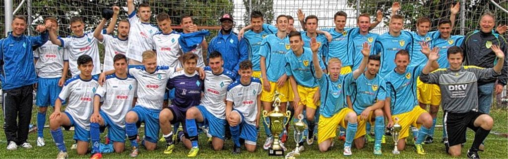 Turniersieger SV Böblingen (li.) und Finalgegner Phönix Lomersheim beim gemeinsamen Siegerbild nach dem Endspiel.