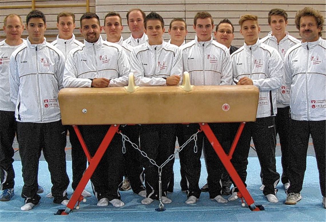 Turnteam Kieselbronn/Iffezheim: Trainer Jürgen Schneider, Ivan Vargovsky, Jan Anselm, Selim Harmanbasi, Timon Dolmetsch, Manager Carsten Kühn, Tobias Mauck, Alexandre Granger, Vincent Hiemer, Kampfrichter Daniel Gess, Jan Ruf, Benjamin Hiemer, Trainer Rainer Günther (v.li.).
