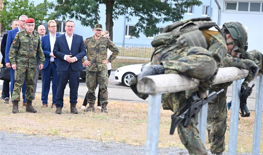 Turnübungen vor Militär-Oberen mit Verteidigungsminister Boris Pistorius: Für wen ist der Bund attraktiv?