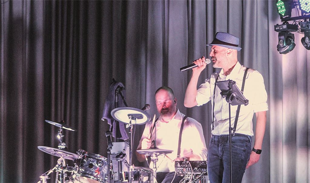 „Two and a half band“: Schlagzeuger Robert Burgert und Sänger Marc Voges. Foto: Gießler