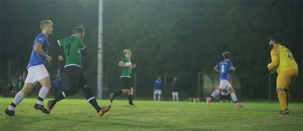 Typische Szene des Spiels: Die Sternenfelser (in grün) schlagen aus der Not heraus den Ball nach vorne, doch der kommt beim Gegner – in dem Fall beim Torwart – an.  Foto: Huber