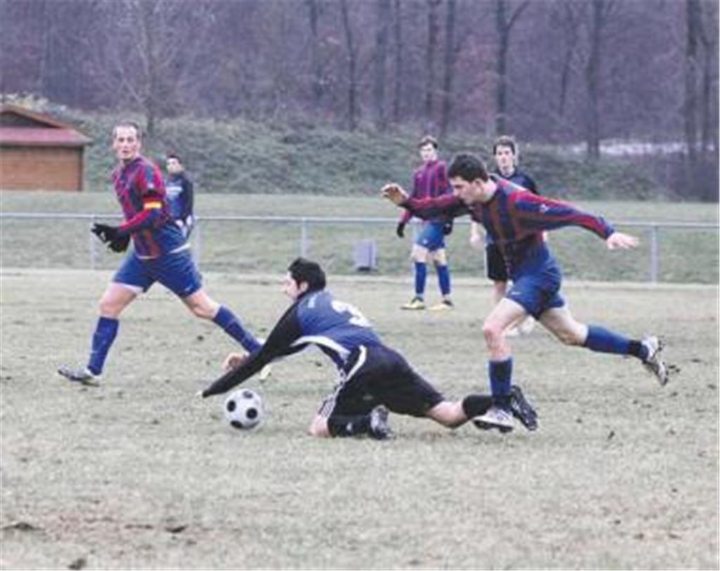 Typische Szene im Lokalduell: Ein Foul im Mittelfeld unterbricht den Spielfluss. Hier kommt Enzbergs Mehmet Isgören zu Fall.
Foto: Eigner