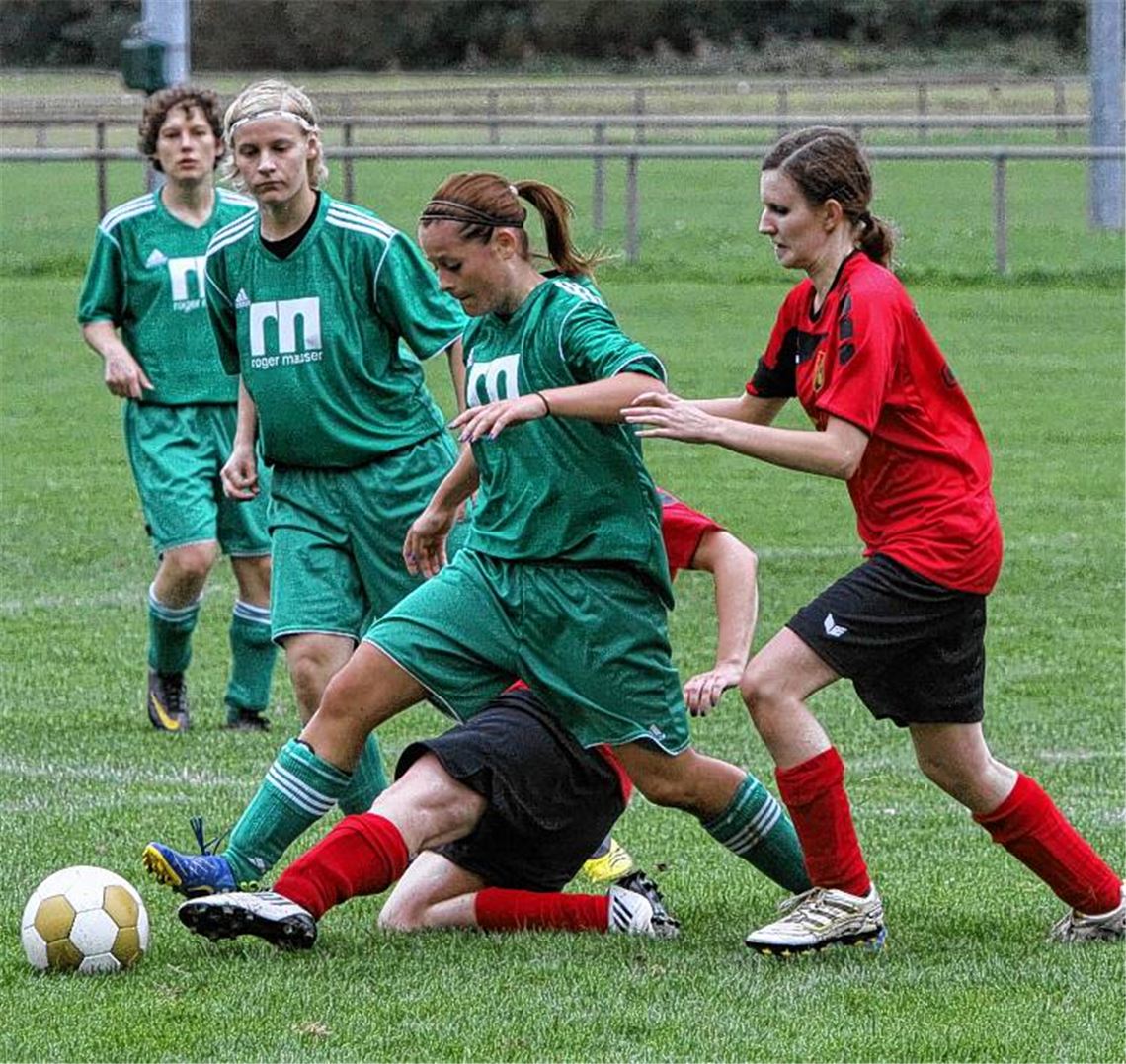 Typisches Bild: Erdmannhausen (in Grün) ist einen Tick eher am Ball.  Foto: Eigner