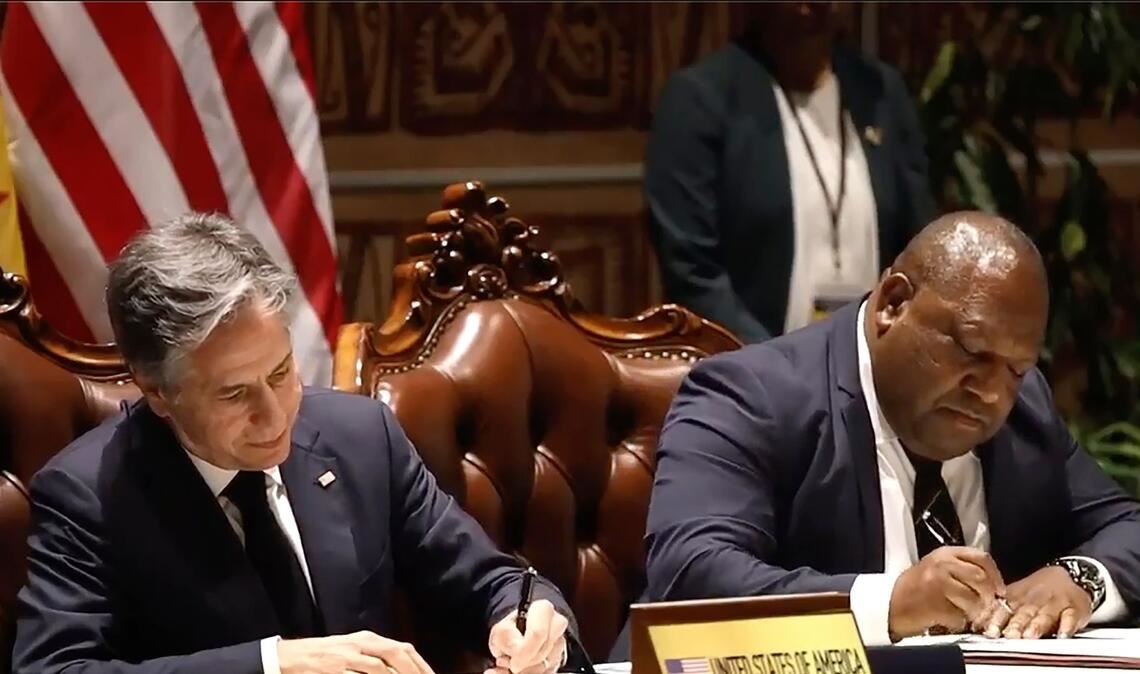 US-Außenminister Antony Blinken (l) und Premierminister James Marape unterzeichnen die Verteidigungskooperation.